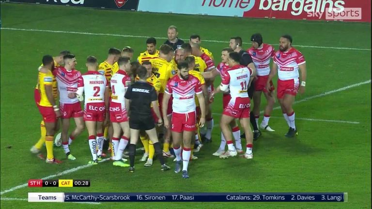 ¡Gil Dudson de Catalans Dragons fue enviado al sin-bin contra St Helens después de un incidente a los 15 seg undos del comienzo de la temporada de la Superliga 2022!