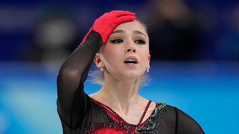 Kamila Valieva slutade på fjärde plats efter att ha fallit under sin friskridsko