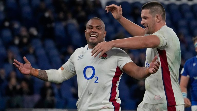 Kyle Sinckler celebrates scoring England's fifth try