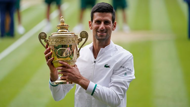 Djokovic est six fois champion de Wimbledon mais défendra-t-il son titre au All England Club cet été ?