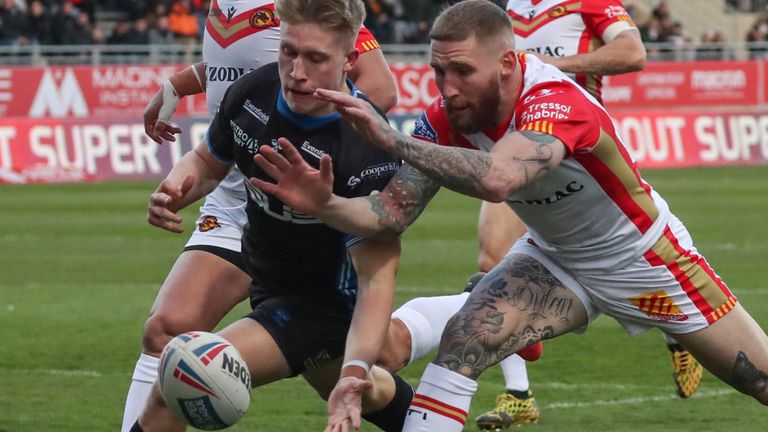 Sam Tomkins and Harry Bowes vie for possession