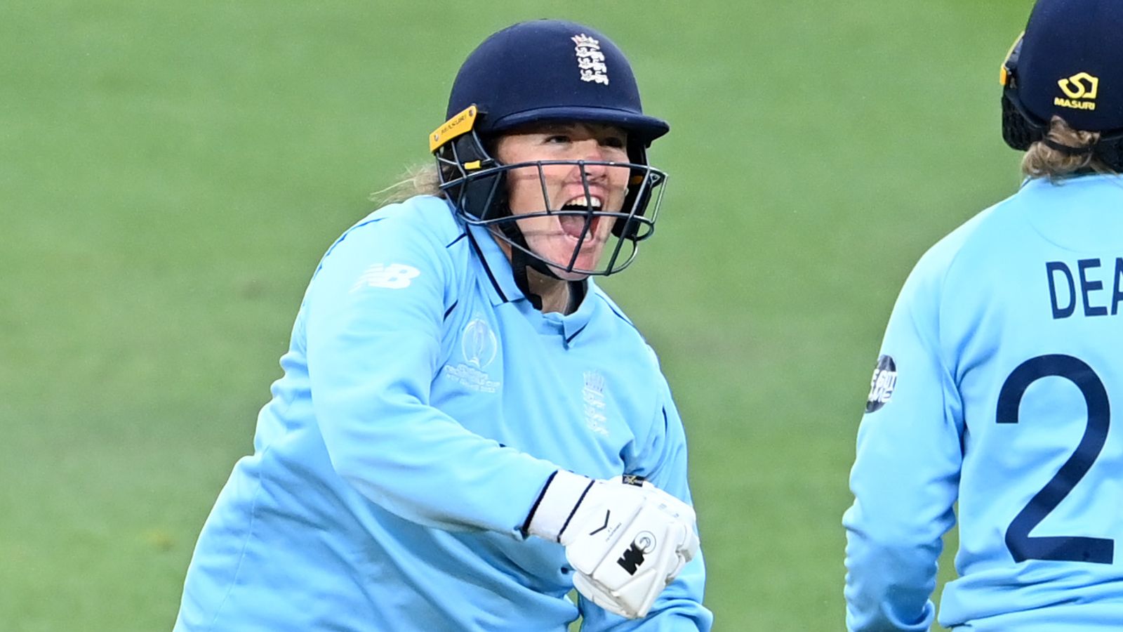 Copa Mundial Femenina de Críquet: Inglaterra sobrevive al colapso tardío para noquear a Nueva Zelanda y mantenerse en la contienda por las semifinales |  Noticias de críquet