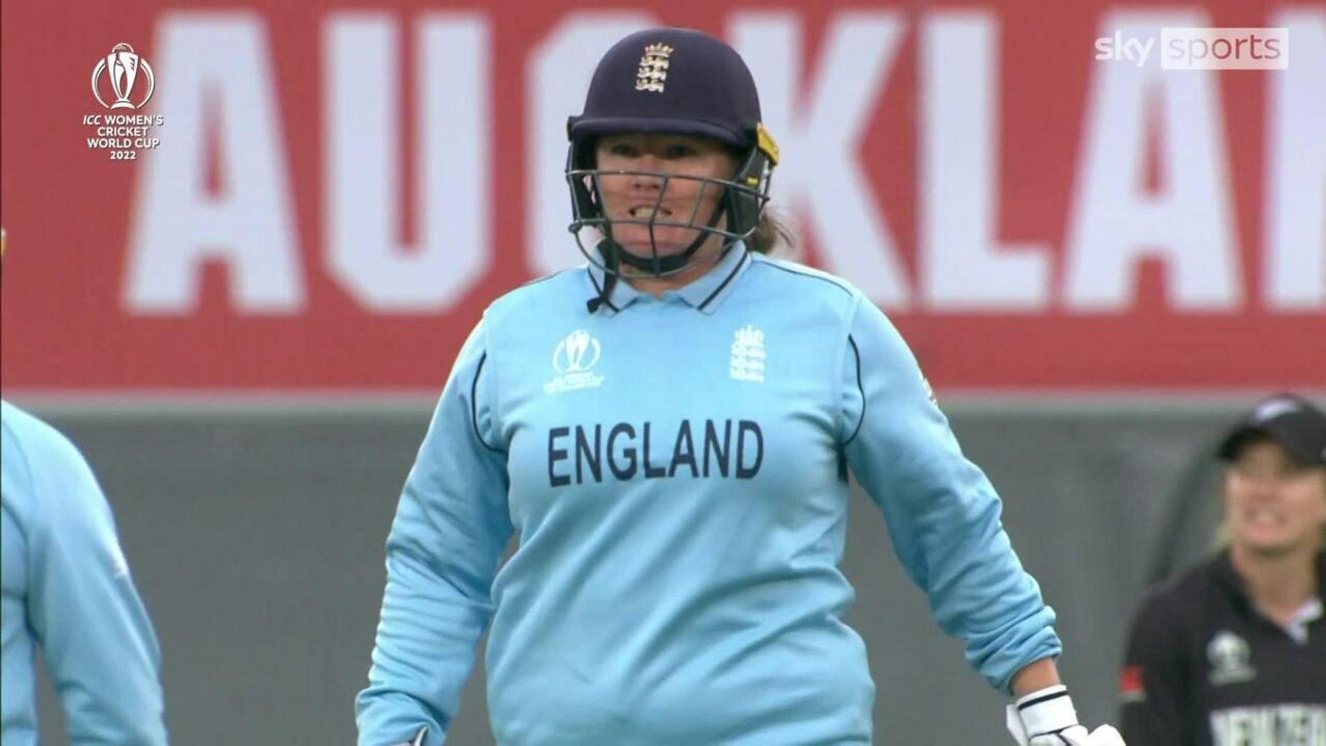 England beat New Zealand to stay in semi-final contention