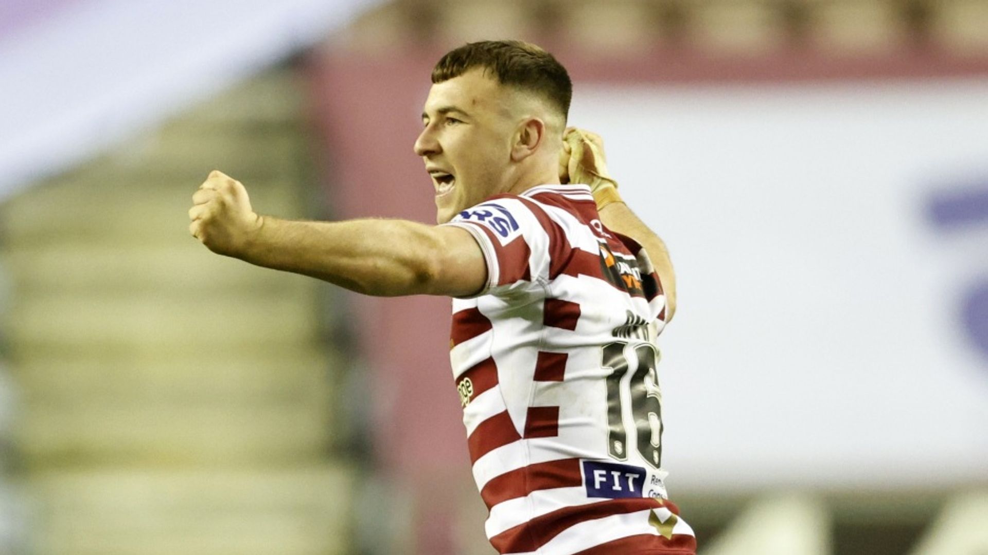 Smith drop goal sends Wigan top of Super League