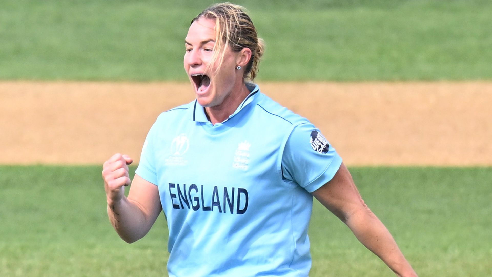 England on course for semi-finals after thumping Pakistan