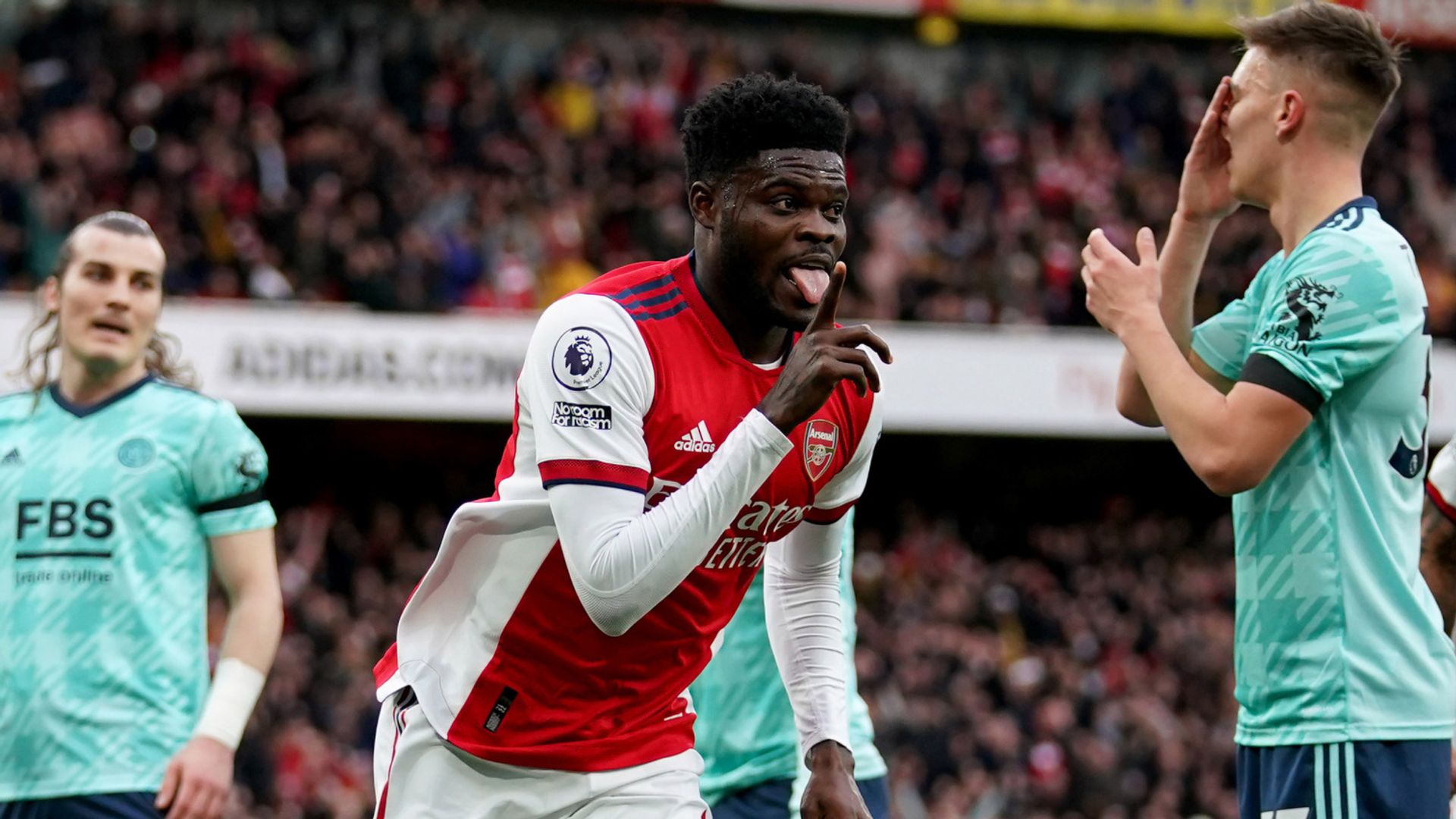 Arsenal beat Leicester to return to fourth
