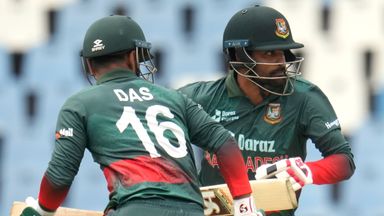 塔米姆·伊克巴尔(右)在82个球中打进87球，孟加拉国迅速达到了155球的目标，锁定了在南非的首次系列赛胜利