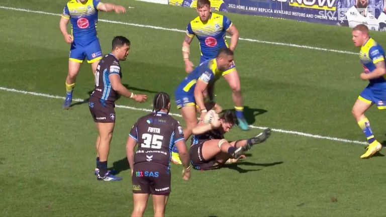 Highlights of the Super League match between Warrington Wolves and Wakefield Trinity.