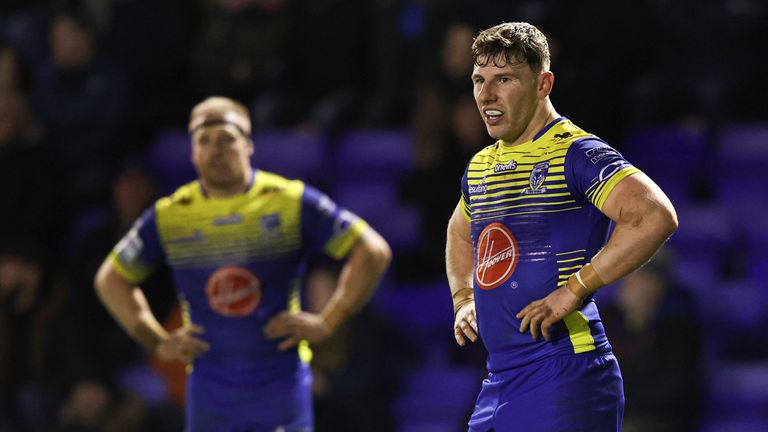 George Williams y Oliver Holmes parecen abatidos durante la derrota de Warrington ante los catalanes