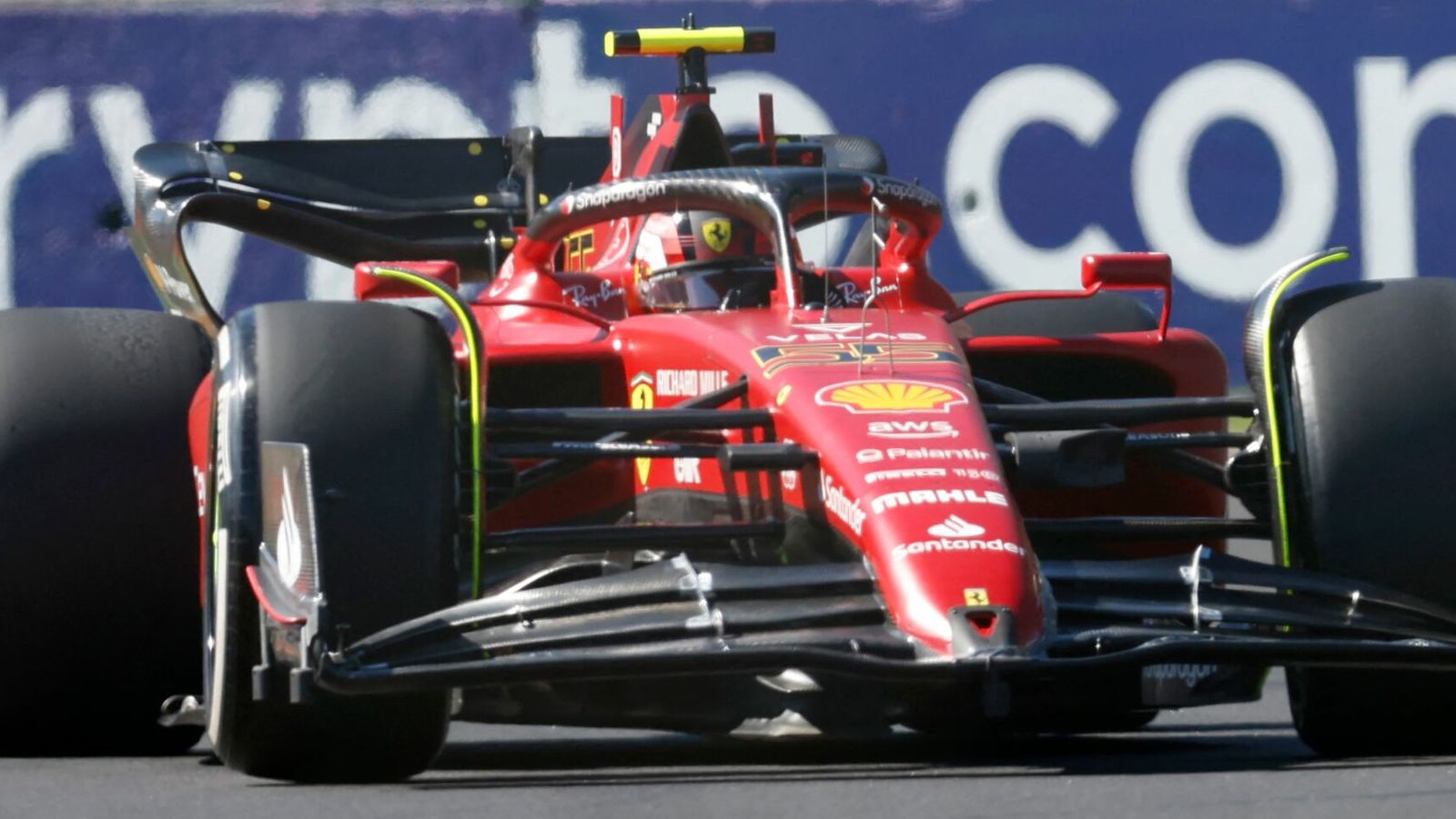 Gran Premio de Australia: Carlos Sainz lidera la carga de Ferrari en la primera práctica, Sebastian Vettel se descompone en el regreso