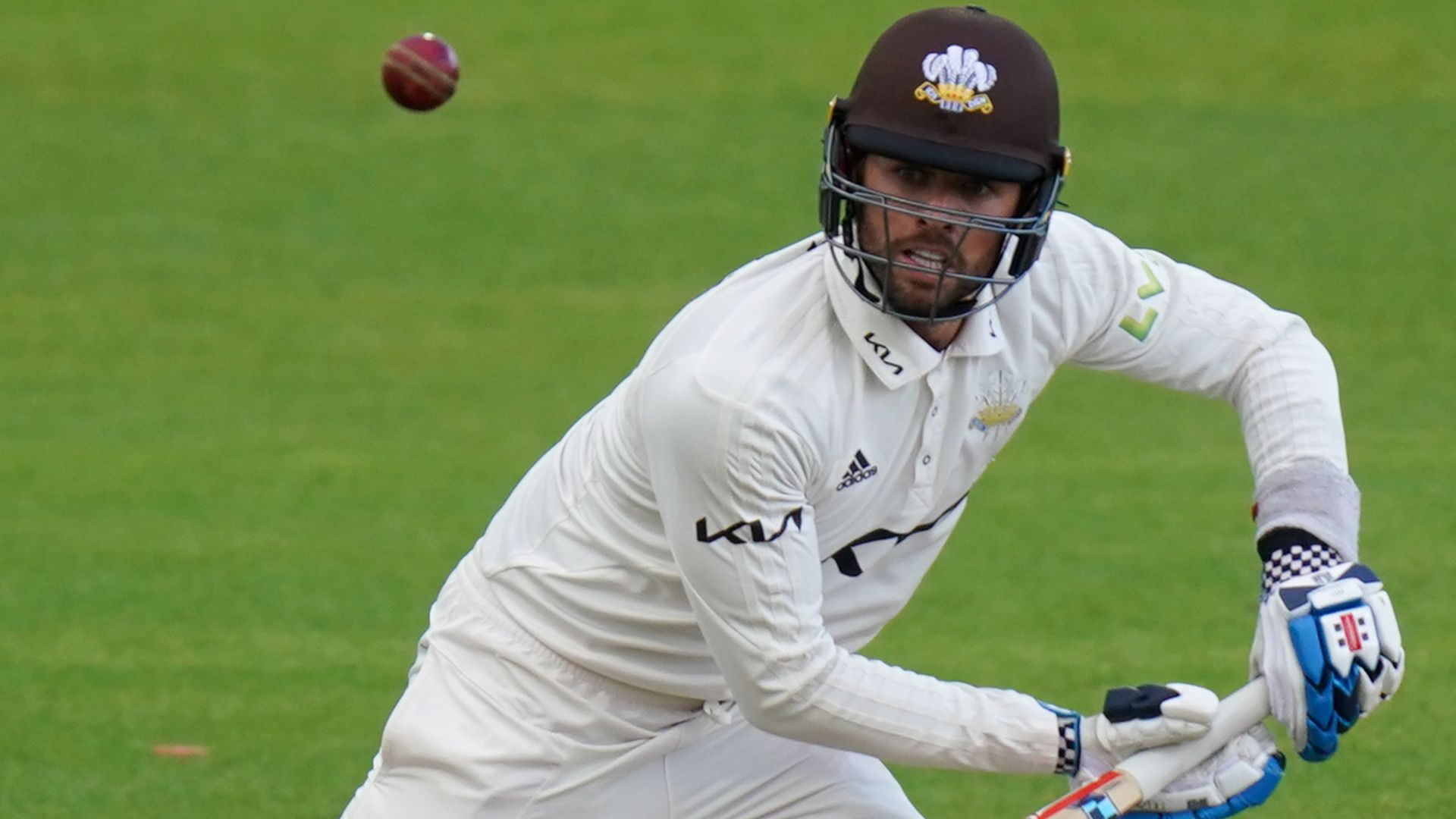 Foakes shines with unbeaten century as Surrey dominate Warwickshire