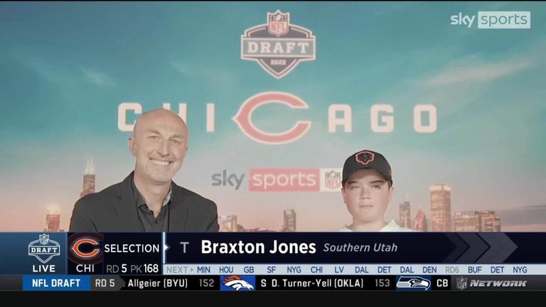 El fanático de los Chicago Bears de 12 años, Jack Marshall, se unió a Neil Reynolds en Sky Studios para anunciar la selección de quinta ronda de los Bears en el Draft de la NFL - Braxton Jones