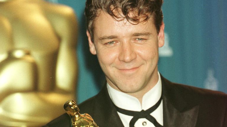 Russell Crowe, 73. Yıllık Akademi Ödülleri'nde Güreşçi dalında Oscar kazandı.