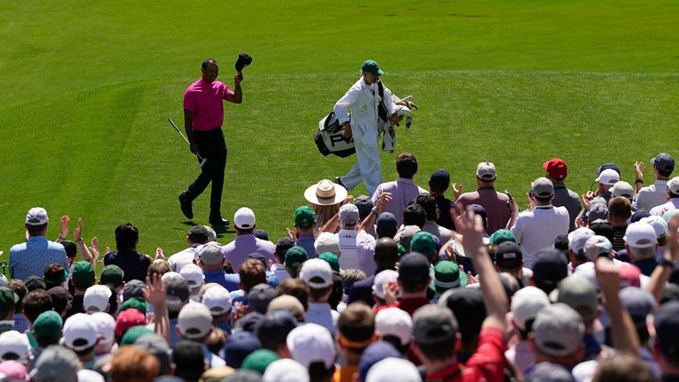 Los fairways repletos han recibido a Tiger Woods durante toda la semana en su regreso al Masters