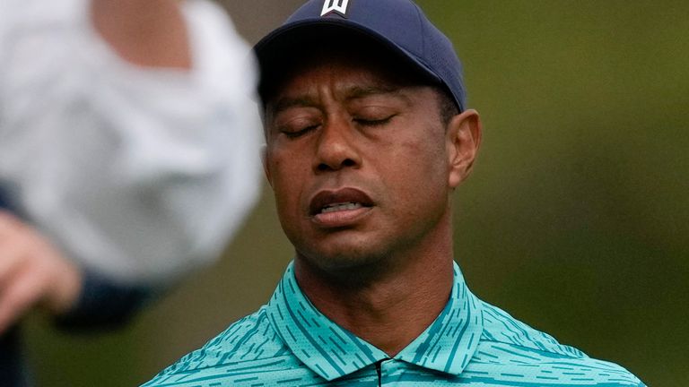 Woods mezcló cuatro birdies con seis bogeys durante su segunda ronda