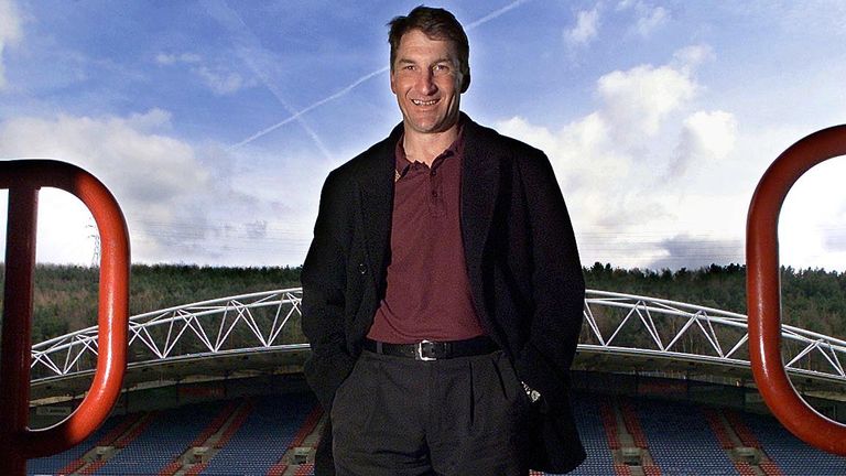 Smith fue nombrado entrenador en jefe de Huddersfield en 2001