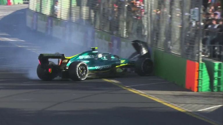 Sebastians Fetels Austrālijas GP izcīņā ietriecas barjerās un avarē.