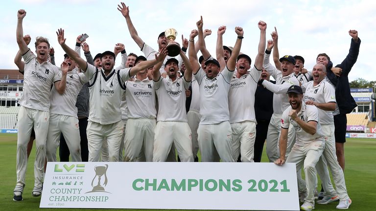 Warwickshire lifts the trophy after winning the LV = Insurance County Championship Division One in 2021