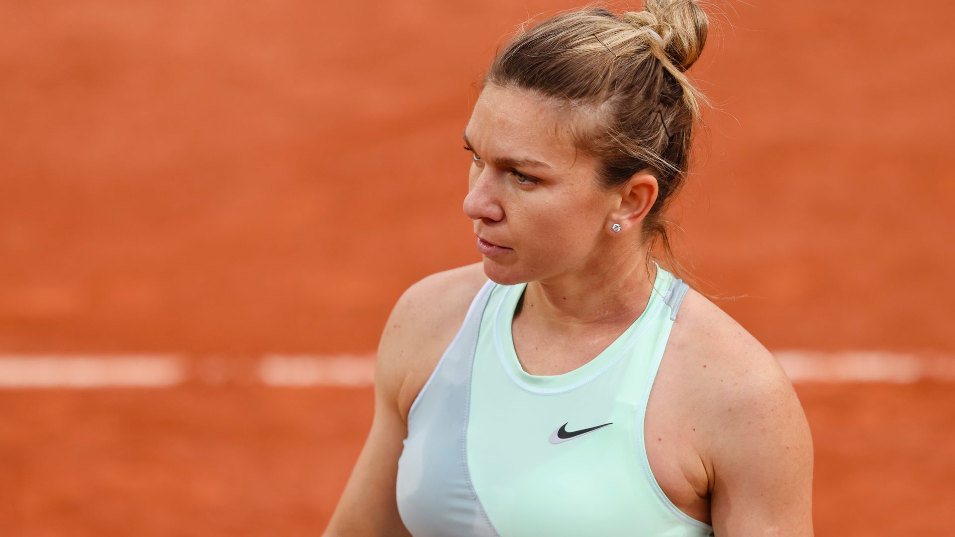 Halep suffers panic attack during French Open defeat | Swiatek breezes through