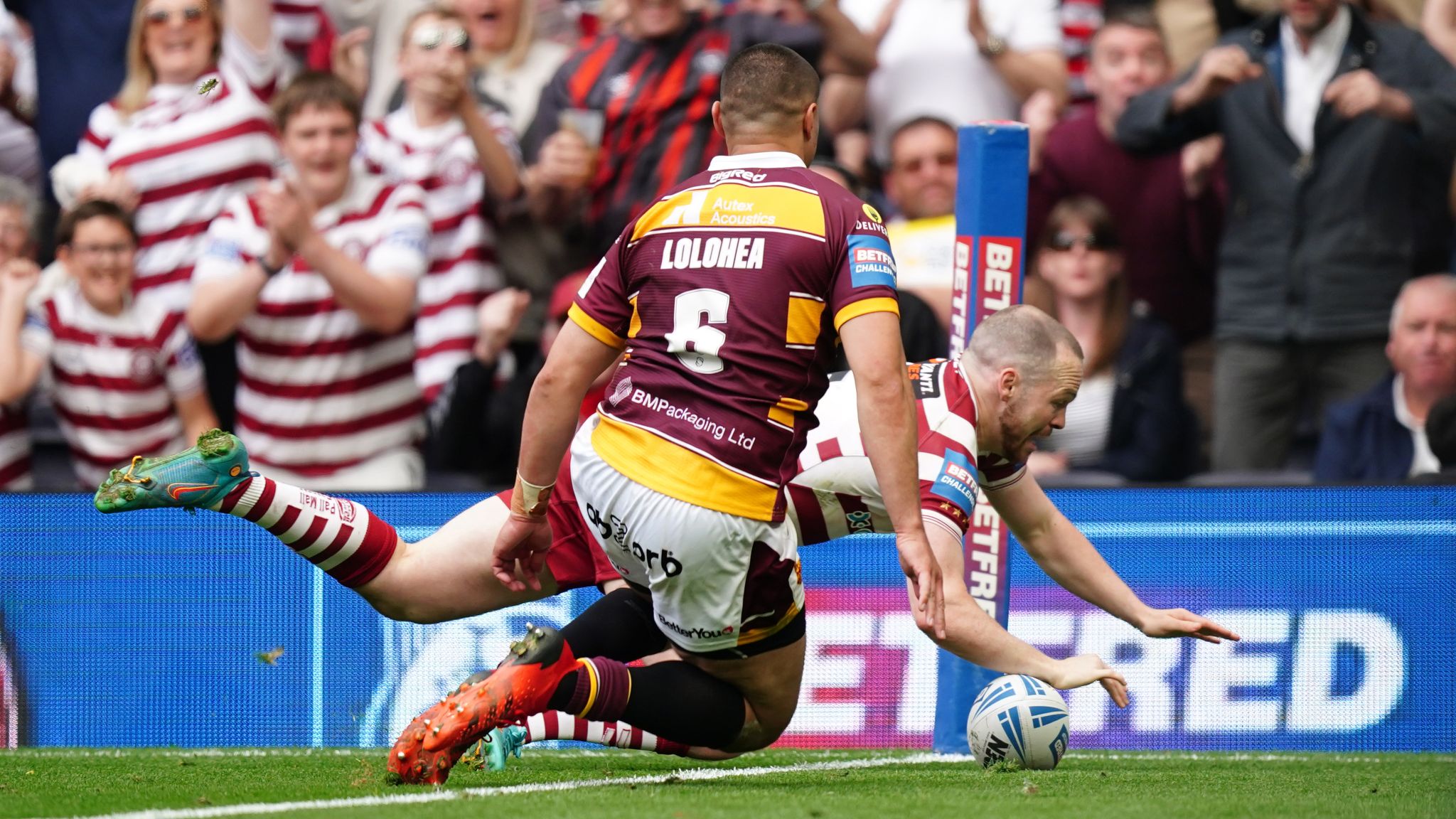 LONDON, UNITED KINGDOM. 28th, May 2022. Morgan Smithies of Wigan Worriors  (centre) celebrates with friends after winning the Betfred Challenge Cup  Final - Wigan Warriors vs Huddersfield Giants at Tottenham Hotspur Stadium