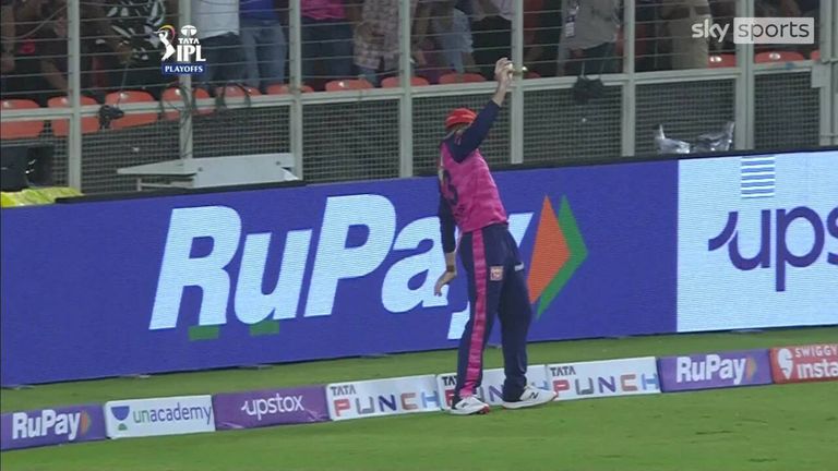 Buttler demonstrated  a masterclass in fielding as he calmly takes a catch right by the boundary rope