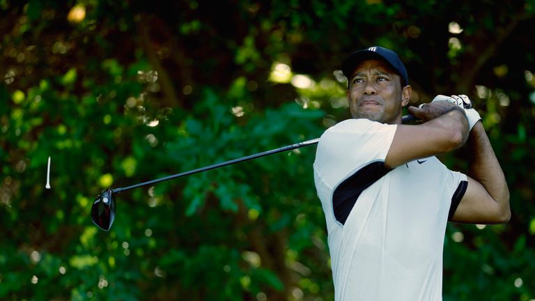 Tiger Woods admitió que estaba decepcionado por la ausencia del campeón defensor de la PGA, Phil Mickelson, del torneo de este año en Southern Hills en Tulsa.