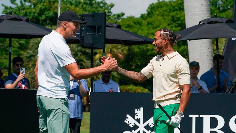 Duas lendas do esporte uniram forças no campo de golfe quando Lewis Hamilton e Tom Brady participaram de um evento beneficente antes do Grande Prêmio de Miami.