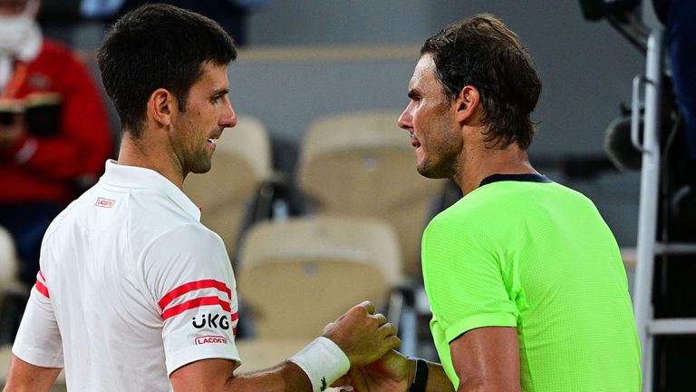 Novak Djokovic (à gauche) affrontera Rafael Nadal à Roland-Garros mardi soir