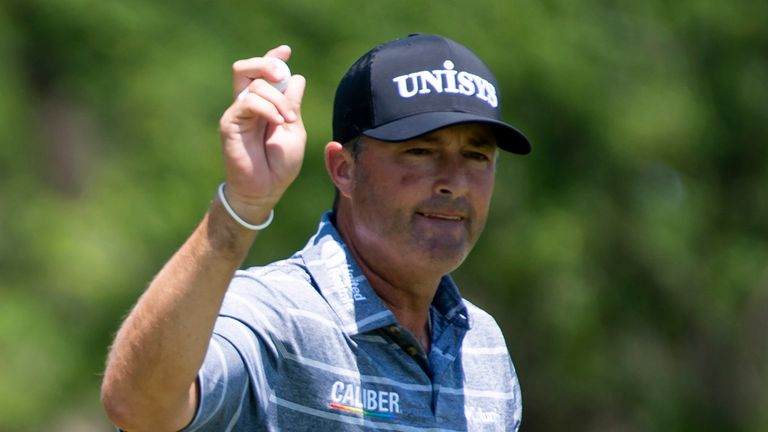 Ryan Palmer saluda a la multitud después de su segunda ronda de 62 en el AT&T Byron Nelson