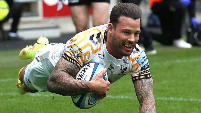 Francois Hougaard dives over for Wasps