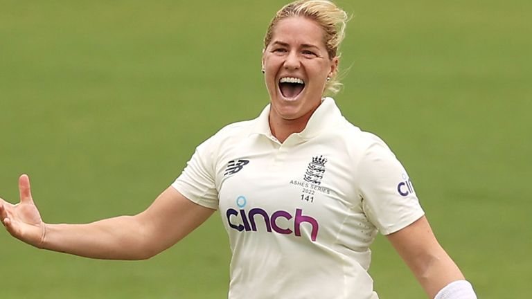 Katherine Brunt hizo su debut en Test en 2004 y jugó 51 veces para Inglaterra en el formato