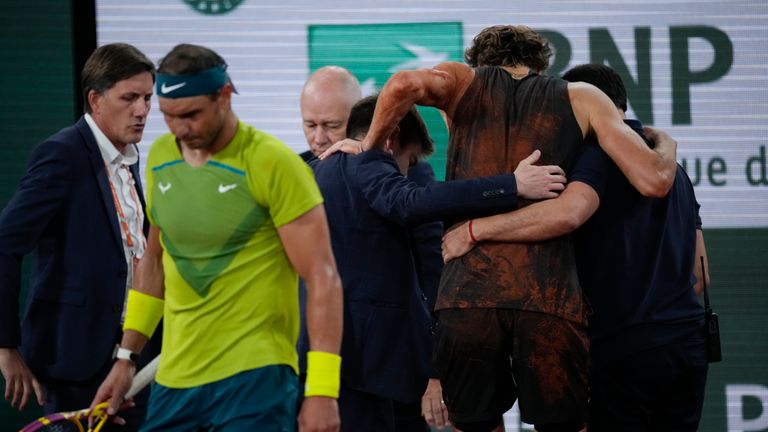 Zverev, Roland Garros'ta Rafael Nadal'a karşı ikinci setin sonunda düştü ve ayak bileğini burktu.