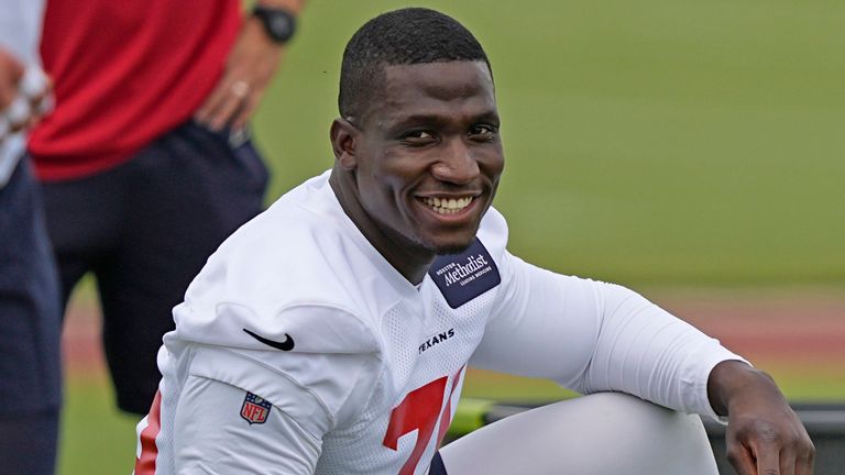 Dayo Odeleye durante el minicampamento de novatos de los Texans 