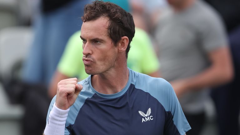 Andy Murray ha ottenuto la sua migliore vittoria dell'anno con una straordinaria vittoria su Stefanos Tsitsipas a Stoccarda.