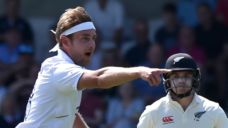 Stuart Broad eliminó a Tom Latham en el primer over del partido