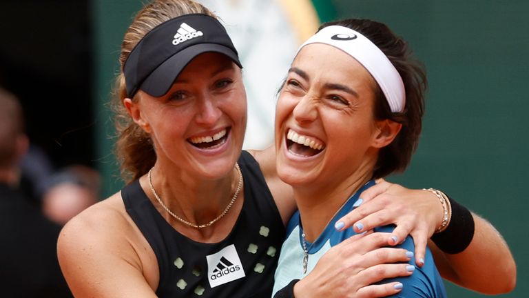 Kristina Mladenovic (kiri) dan Caroline Garcia merayakan gelar mereka di Roland Garros