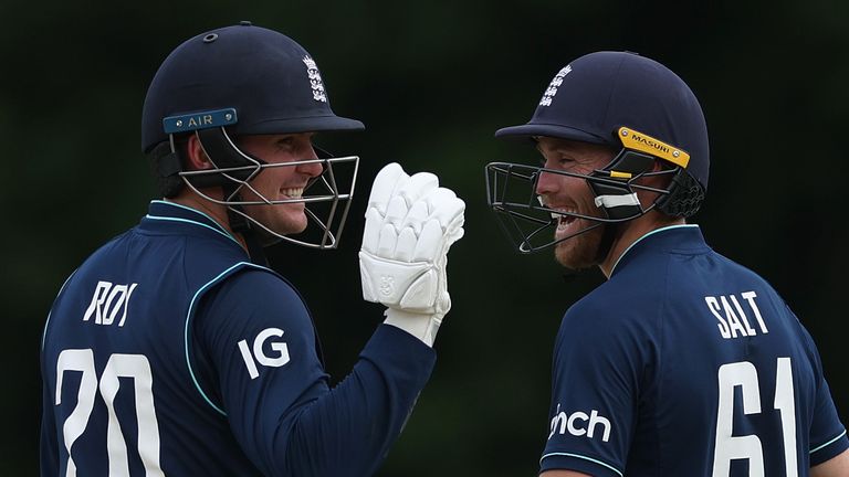 Jason Roy y Phil Salt pusieron 139 para el primer wicket para poner a Inglaterra en camino a la victoria