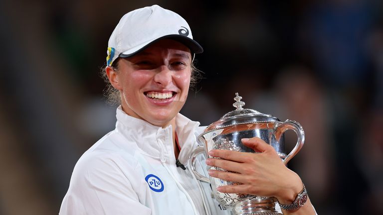 Iga Swiatek celebra con el trofeo tras ganar el Abierto de Francia