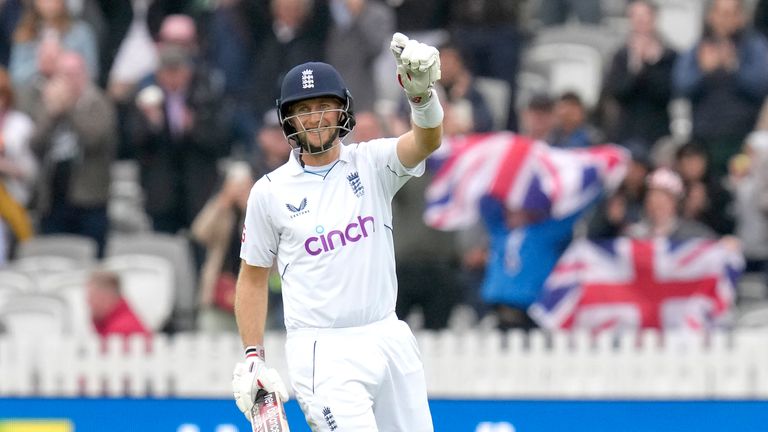 Joe Root a décroché son 26e test cent 10 000 tests alors que l'Angleterre battait la Nouvelle-Zélande lors du premier test