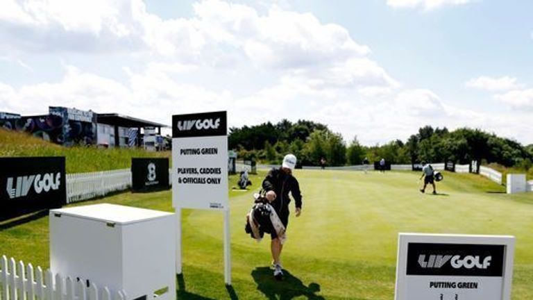 गोल्फ चैनल के विश्लेषक ब्रैंडेल चंबली ने LIV गोल्फ आमंत्रण श्रृंखला में भाग लेने वाले खिलाड़ियों की कड़ी आलोचना की।