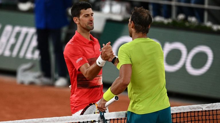 Nadal, büyük rakibini başka bir destanda yendikten sonra Djokovic ile el sıkıştı