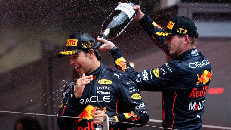 Sergio Perez, dünya şampiyonluğu mücadelesinde takım arkadaşı Max Verstappen ve Charles Leclerc'e katılmaya çalışırken Red Bull ekibine stratejilerini ilerletme konusunda tartışmasını sağlayacak.