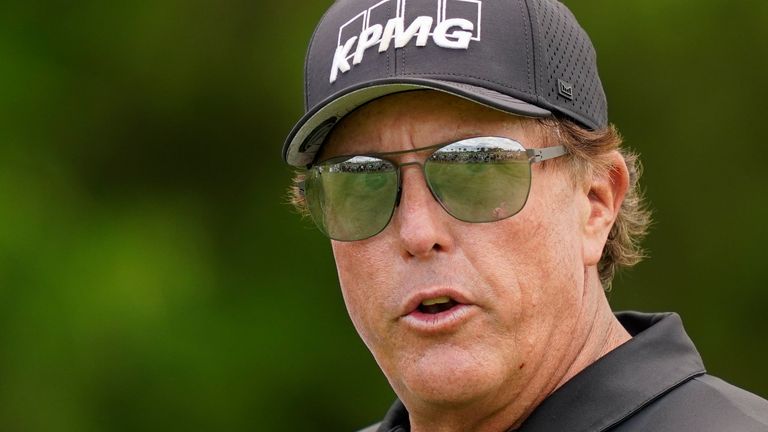 Phil Mickelson se encuentra entre los 17 jugadores suspendidos de competir en el PGA Tour después de participar en la LIV Golf International Series