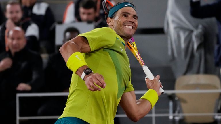 Rafael Nadal a assuré sa place en demi-finale de Roland-Garros après avoir battu Novak Djokovic lors d'une bataille épique à Paris.
