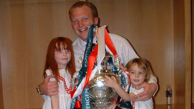 Rebecca Rotheram con el padre Dave y la hermana menor Jess después de la final de la Challenge Cup 2004