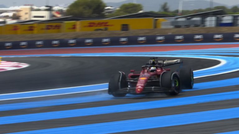 Charles Leclerc mengalami putaran kecepatan tinggi yang dramatis dan Carlos Sainz melebar di Ferrari mereka selama P3 GP Prancis