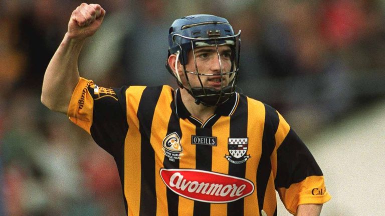 Dowling celebrates the winner in the 2002 National League final