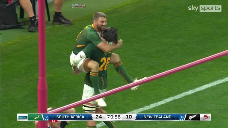 Willie le Roux pounced to score in the final minute for South Africa's second try 