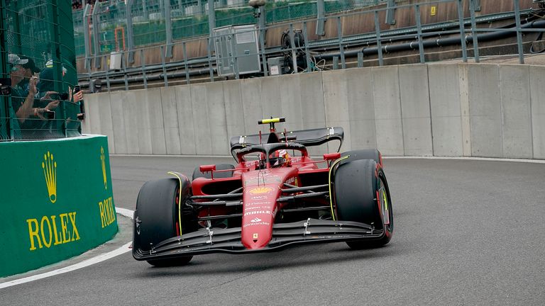Carlos Sainz logra la pole position en el Gran Premio de Bélgica cuando Max Verstappen sufre una penalización a pesar de tener la vuelta rápida en la Q3