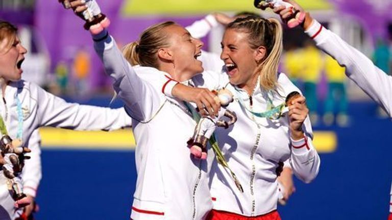 England's Hannah Martin (left) and Lily Owsley celebrate with their gold medals at the Commonwealth Games